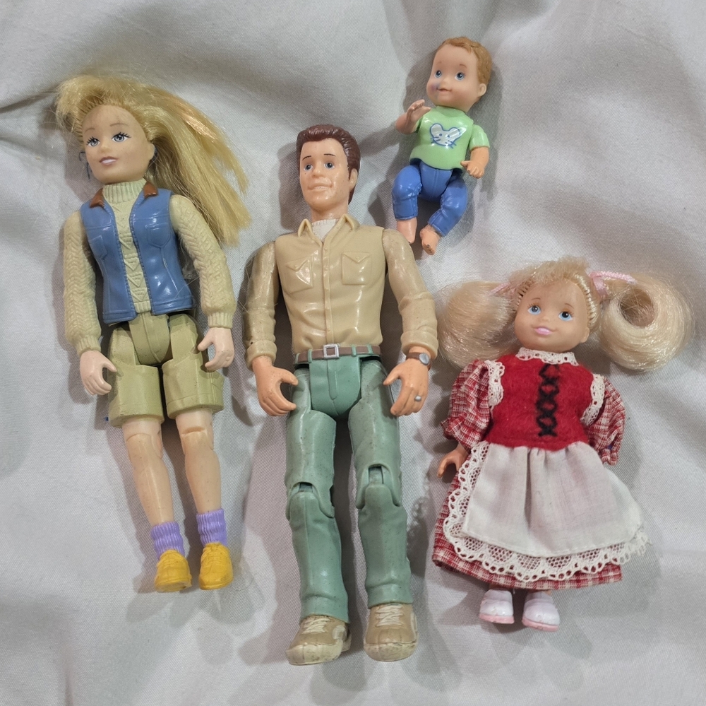 Vintage Fisher Price Dolls Loving Family Dollhouse Mom, Dad, Kid & Baby 2002-04